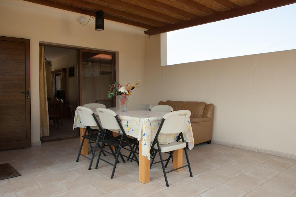 Villa Natasha Coral Bay Exterior photo